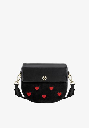 Bolso cruzado de piel sintética y ante negro que presenta corazones rojos bordados, un logo dorado y una correa desmontable con un gancho.