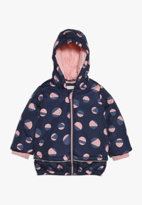 Tmavě modrá bunda s velkými růžovými a modrými kruhovými vzory, podšitá světle růžovou látkou, vybavená kapucí a předním zipem. Nastavitelný lem.