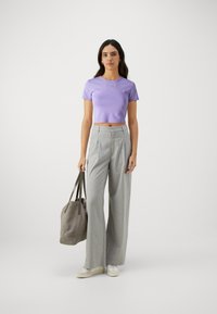 HUGO DELANOR - T-paita - open purple