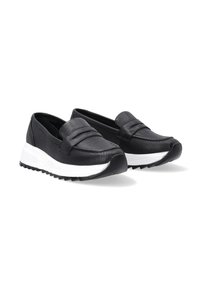 Czarne buty typu slip-on z teksturowaną cholewką, z gładkim skórzanym akcentem. Gruba biała podeszwa środkowa i wzorzysta czarna podeszwa.