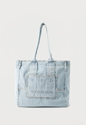 Borsa tote in denim azzurro chiaro con due manici e una tasca frontale con scritta in rilievo "CPH STUDIOS".