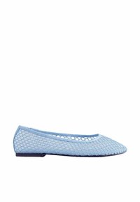Chaussure plate pour femme bleu clair avec un motif en nid d'abeille en mesh, bout arrondi, talon bas et semelle solide.