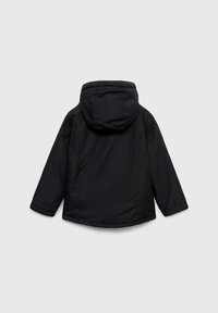 Veste isolante noire avec capuche, présentant une texture lisse et mate et un design simple et ajusté. Aucun matériel ou accent visible.