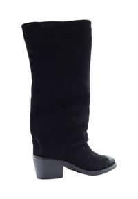 Czarne zamszowe kozaki do kolan o lekko luźnym kroju, z niskim blokowym obcasem i okrągłym noskiem. Posiadają logo na górnej części cholewy.