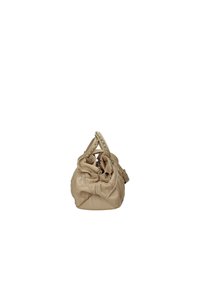Borsa a tracolla in pelle beige con texture stropicciata, design plissettato e tracolla sottile. Presenta una chiusura superiore con cerniera e cuciture decorative.