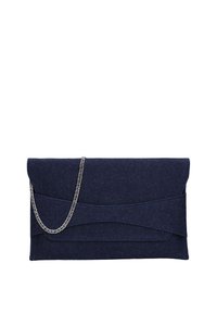 Marineblauw leren clutch met een omgevouwen klep, met een golvend ontwerp en een zilveren schouderband. Soepele textuur, gestructureerde vorm en minimalistische accenten.