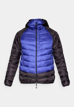 Casaco acolchoado com capuz, apresentando uma parte superior azul e mangas pretas. Textura suave com fecho frontal e dois bolsos laterais.