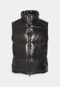 Schwarze gepolsterte Weste mit hochgeschlossenem Kragen, glänzender Oberfläche, Frontreißverschluss und zwei seitlichen Taschen. Glatte Textur und gestepptes Design.
