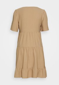 Světle hně dress krátkým rukávem se skládá z vrstev s volánkovým lemem, texturovanou látkou a kulatým výstřihem. Jednoduchý a volný střih.