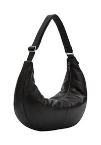 Borsa a tracolla nera in pelle con forma arrotondata, dotata di chiusura con zip e una tracolla larga e regolabile. Texture liscia con pochi dettagli in metallo.