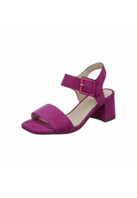Sandalias de tacón de ante fucsia con punta abierta, tira frontal ancha, correa de tobillo ajustable y diseño de tacón cuadrado.
