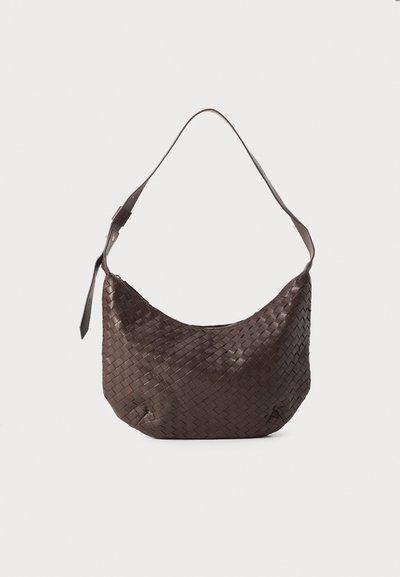 Bolso de hombro de cuero trenzado marrón con una silueta curva, correa ajustable y cierre de cremallera. Presenta una superficie texturizada y un acabado suave.
