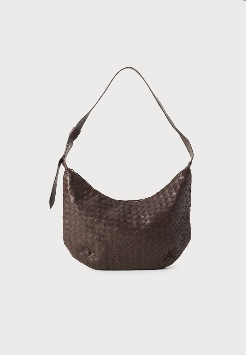 Borsa a spalla in pelle intrecciata marrone con silhouette arcuata, tracolla regolabile e chiusura con zip. Presenta una superficie testurizzata e una finitura morbida.