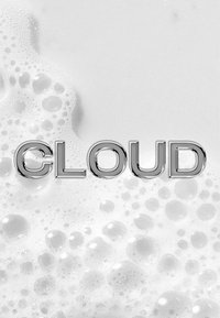 Srebrne metaliczne litery tworzące napis "CLOUD" na jasnoszarym tle z abstrakcyjnymi białymi kulkami, tworzącymi miękki i teksturowany wygląd.