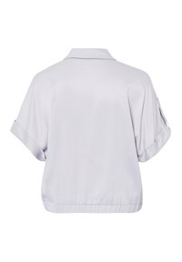 Gekürztes, helllila Hemd mit einem glatten Satinfinish. Verfügt über einen klassischen Kragen, kurze hochgerollte Ärmel und einen elastischen Saum.