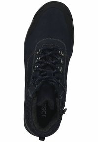 Bota de senderismo azul marino con tejido texturizado, puntera reforzada, ojetes de metal y costuras en contraste. Cuenta con un interior acolchado.