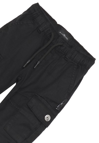 Pantaloni cargo neri con vita elastica e coulisse regolabile. Presentano tasche laterali e un bottone decorativo sulla parte inferiore della gamba.