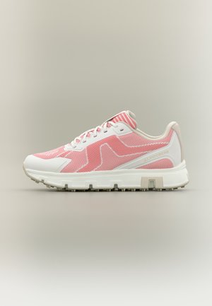 Χαμηλού προφίλ αθλητικό παπούτσι με ροζ και λευκό πλεκτό επάνω μέρος, λευκή σόλα με πέλμα, και λευκά κορδόνια, αποτυπωμένο από την εξωτερική πλευρά σε ουδέτερο φόντο.