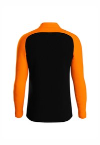Maglietta a maniche lunghe con corpo nero e maniche arancioni vivaci. Presenta un colletto, design elegante e texture liscia. Nessun dettaglio aggiuntivo.