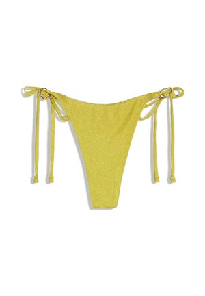 Slip de bikini galben strălucitor cu sclipici, cu legături laterale și accente cu inele aurii, prezentat întins pe un fundal alb.