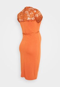 Orange klänning i figurnära modell med spetsdetaljer och korta ärmar. Har ett bälte i midjan och en slät textur som framhäver en elegant silhuett.