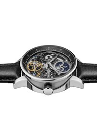Mechanisch horloge met een doorzichtig klokje dat de tandwielen onthult, een zilveren roestvrijstalen kast, zwarte leren band en contrasterende gouden en blauwe accenten.