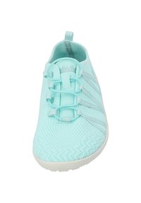 Sneaker in maglia azzurro chiaro con superficie testurizzata, dotato di lacci elastici e colletto imbottito per il comfort. Suola in gomma bianca e design minimal.