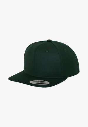Zöld, lapos karimájú snapback sapka textil anyagból, szellőző lyukakkal és kör alakú címkével az elülső részén.