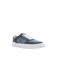 Zapatillas azul y gris con parte superior de ante y lona, suela de goma blanca, punta redonda y cordones en contraste. Logo en el lateral.