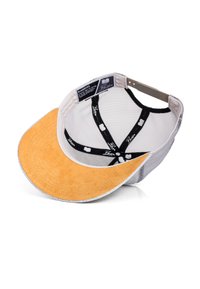 Baseball-Cap mit einem gelben Wildledervisier, grauem Meshkörper, schwarzen Innenbändern und einem Markenetikett nahe der Rückseite.