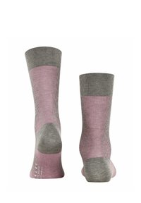 Calcetines acanalados en gris y rosa claro con un puño gris sólido. Acentuados por una textura suave y refuerzos en el talón. Adecuados para uso casual.