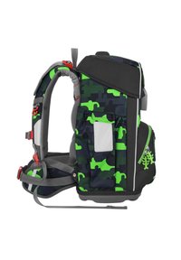 Rugzak met een marineblauw en groen camouflagepatroon, grijze banden, rode accenten, meerdere vakken en een gestructureerd zijpaneel.