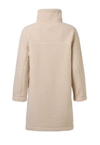 Μακρύ μπεζ παλτό από sherpa fleece με ψηλό γιακά και μακριά μανίκια, εμφανίζεται από πίσω με φόντο άσπρο.