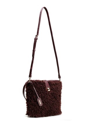 Torebka na ramię z ciemnobrązowym, kręconym futerkiem z futra ekologicznego, regulowanym skórzanym paskiem i złotym zapięciem na guzik.