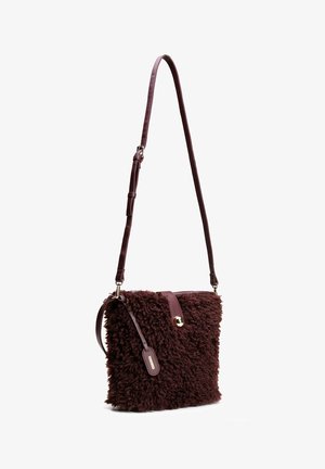 Torebka na ramię z ciemnobrązowym, kręconym futerkiem z futra ekologicznego, regulowanym skórzanym paskiem i złotym zapięciem na guzik.