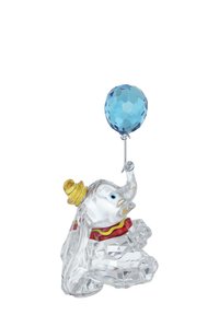 Figurka słonia z kryształu z niebieskim, fasetowanym balonem, złotym kapeluszem, czerwonym kołnierzykiem i przezroczystym ciałem, które ukazuje skomplikowane tekstury i cięcia.