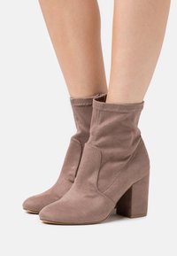 Madden Girl Botines de tacón - grey