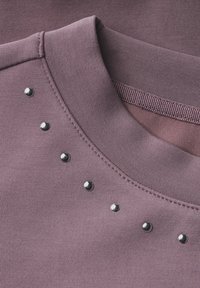 Felpa mauve scuro con collo a giro, caratterizzata da borchie argentate lungo una spalla e tessuto liscio e strutturato.