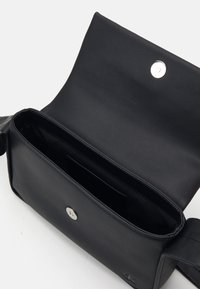 Calvin Klein Jeans BLOCK FLAP SHOULDERBAG - Torba preko tijela - black