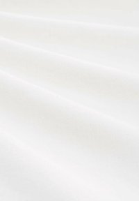 Tessuto bianco con una superficie liscia e morbida, che presenta delicate pieghe e una finitura opaca. Non ci sono modelli o dettagli significativi.