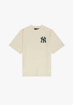 T-shirt beige à manches courtes avec un design texturé et côtelé. Présente un logo noir des New York Yankees sur la partie gauche de la poitrine.