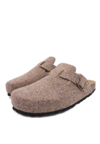 Sabots en feutre marron avec un dos fermé et une boucle ajustable. Surface texturée et semelle intérieure ergonomique, avec une semelle en caoutchouc noir robuste.