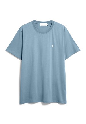 T-shirt en coton bleu clair à manches courtes avec un col rond et un petit logo blanc sur le côté gauche de la poitrine.