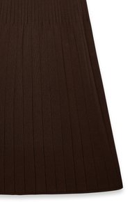 Jupe plissée marron en tissu texturé ; présente des lignes verticales et un bas évasé pour une silhouette dessinée. Pas de quincaillerie visible.