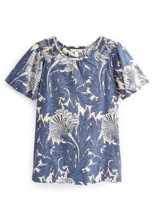 Koszulka z krótkim rękawem i okrągłym dekoltem, z niebiesko-białym kwiatowo-liściastym wzorem, z koronkowymi detalami na ramionach.