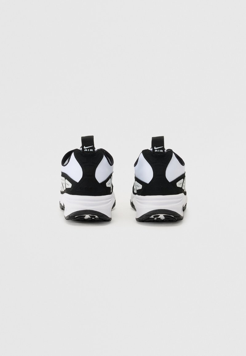 Baskets noires et blanches avec tige en textile, talon moulé, semelle intercalaire blanche épaisse et semelle extérieure noire à motifs. Comprend une languette au niveau du talon.