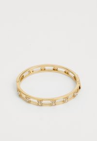 Gouden metalen bangle armband met heldere edelstenen in stervormige vormen, open ontwerp met een gladde afwerking en een veilige sluiting.