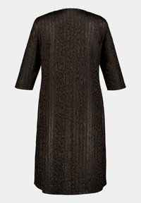 Braunes Leopardenmuster-Kleid mit kurzen Ärmeln und gerader Schnittführung, aus strukturiertem Stoff mit glatter Oberfläche. Rückansicht dargestellt.