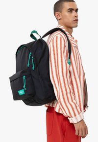 Eastpak OUT OF OFFICE - Reppu - kontrast stripe black