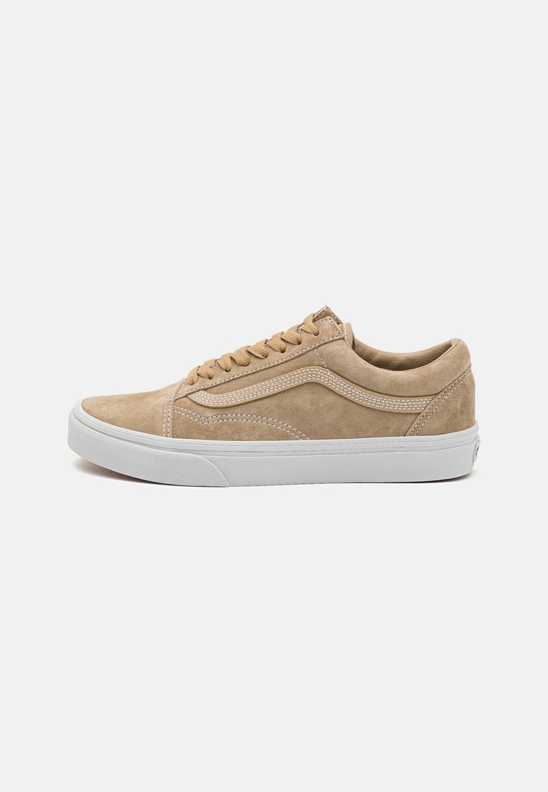 Baskets basses en daim beige avec semelle en caoutchouc blanche, lacets à l'avant et surpiqûres caractéristiques sur la bande latérale, vues du côté extérieur.